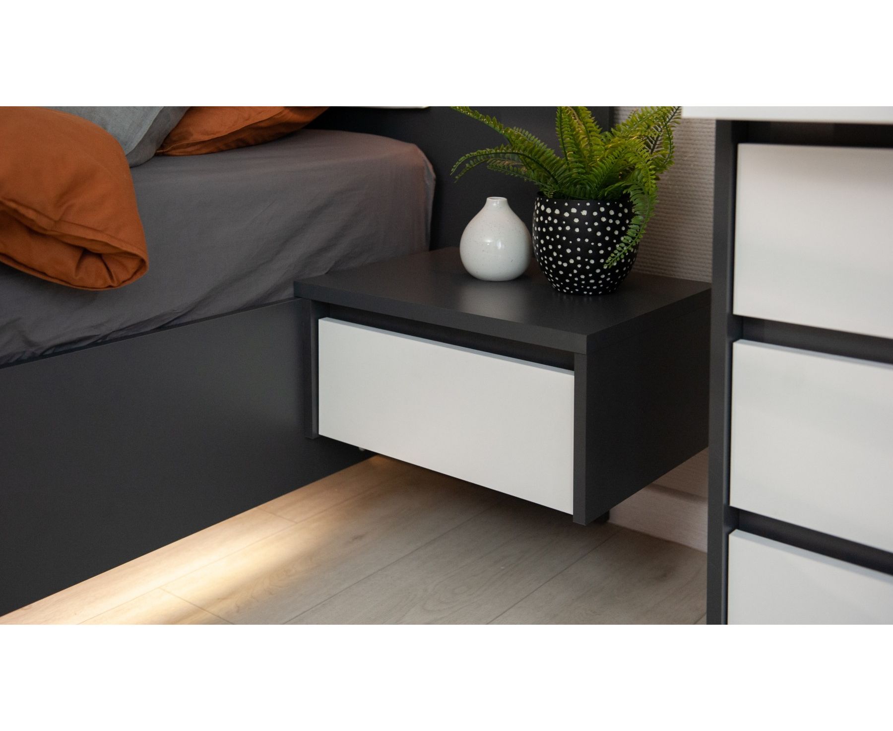 молчат дома тумбочка кровать